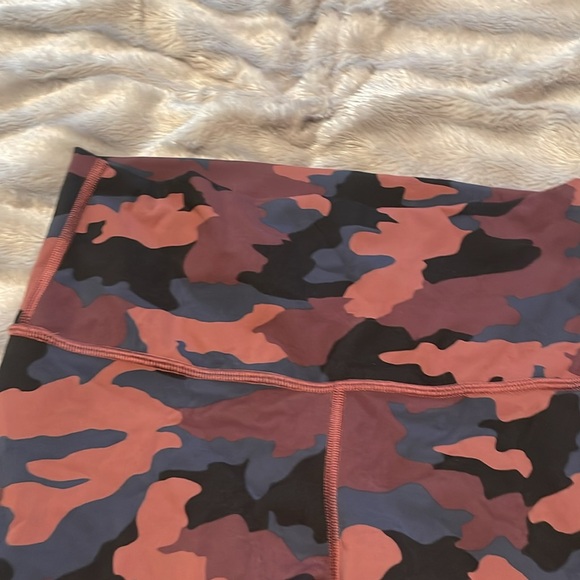 Lululemon Camo full length legging size 6  worn once - Picture 2 of 6